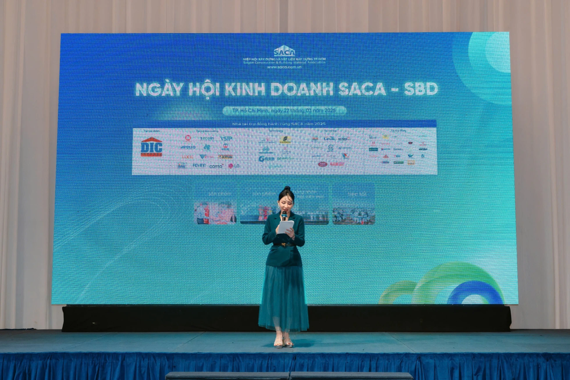 https://static.quochuyanhcorp.vn/21245/2025/Hoạt động SACA/Ngày Hội Kinh Doanh SBA 2025/z6459766762019_333a43b0d0d2157e5c967e83a7df69a6.jpg
